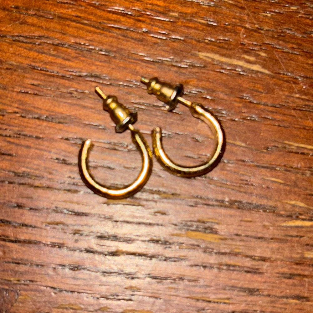 Very pretty small, gold hoops